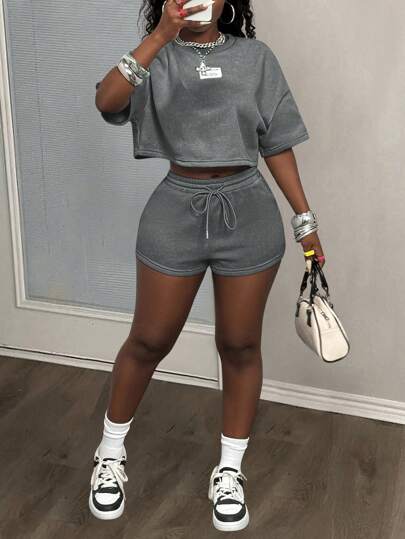 Slaydiva Conjunto de 2 piezas: Camiseta de manga corta y cuello redondo casual y deportiva para mujer, y shorts de estilo callejero primavera/verano 2025 + Conjunto de sudadera de felpa