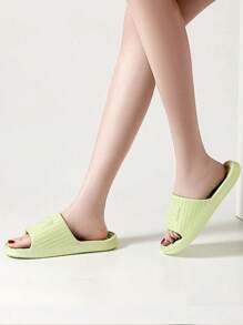 Pantuflas antideslizantes, resistentes a los olores, ligeras y con suela gruesa con estampado de oso de dibujos animados en verde, aptas para uso doméstico de mujeres todo el año. También aptas para pantuflas en forma de corazón para el Día de los Enamorados de niños.