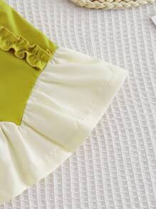 Conjunto de top con volante asimétrico y decoración de flor 3D en manga corta y pantalones para niñas pequeñas, ropa informal y linda para uso diario