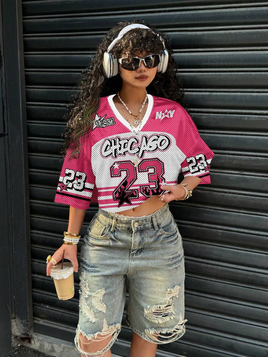 SHEIN EZwear Muchica 白色和粉色撞色运动风格数字 23 和芝加哥图案女式休闲 V 领宽松短款 5/8 袖网眼 T 恤，适合夏季、运动游戏和活动 - 粉色 - 查看 1