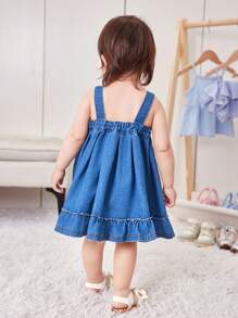 Baby Mädchen süßer, lässiger Urlaubs-Denim-Jumpsuit-Kleid mit Sonnenblumen-Häkeldesign, Volantbesatz locker geschnittenes A-Linien-Kleid, mittleres Frontpatch-Dekor, Sommer-Essentialteil vielseitige Mode