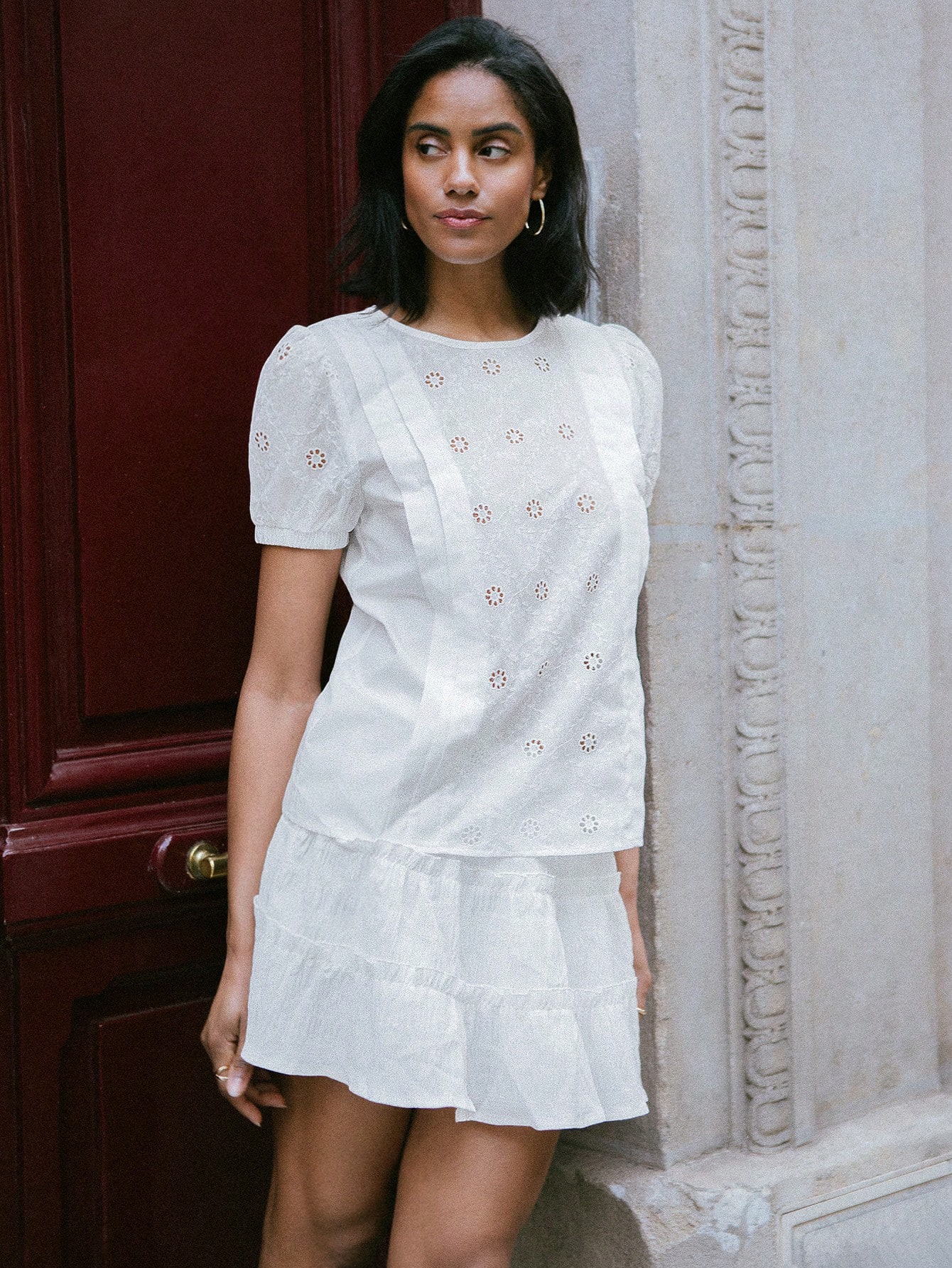 Blusa bianca in cotone leggero intrecciato con dettagli di ricamo floreale e maniche a sbuffo, top bianco con ricamo, top autunnale