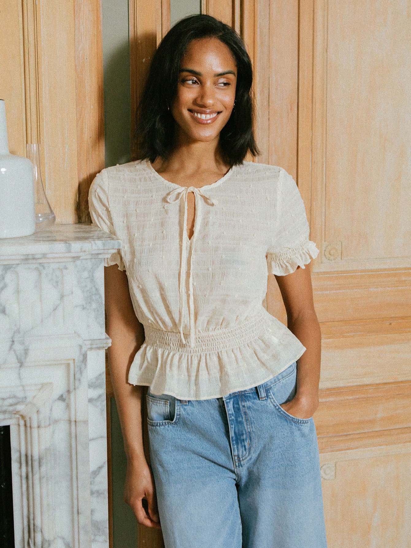 Top de Manga Curta Vintage Ecru com Textura, Cintura Ajustada, Bainha Franzida e Decote com Laço na Parte de Trás, Top de Volta às Aulas, Top de Outono para Mulheres