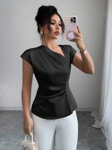 Elenzga 女士休闲优雅夏季绉布面料不对称领褶肩修身短款衬衫，适合工作和度假 - 黑色 - 查看 1