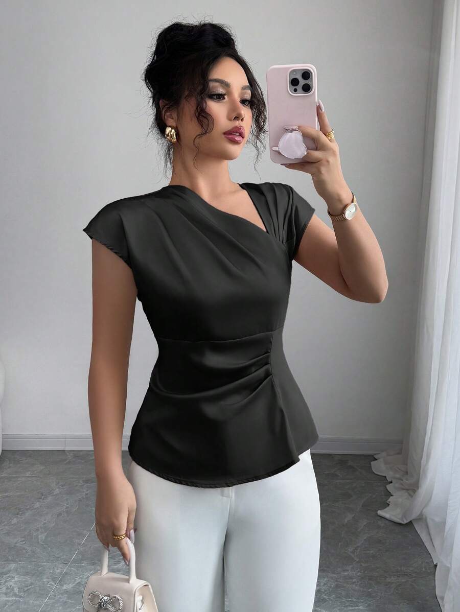 Elenzga 女士休闲优雅夏季绉布面料不对称领褶肩修身短款衬衫，适合工作和度假 - 黑色 - 查看 1