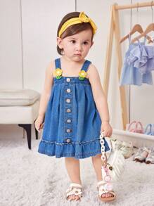 Baby Mädchen süßer, lässiger Urlaubs-Denim-Jumpsuit-Kleid mit Sonnenblumen-Häkeldesign, Volantbesatz locker geschnittenes A-Linien-Kleid, mittleres Frontpatch-Dekor, Sommer-Essentialteil vielseitige Mode