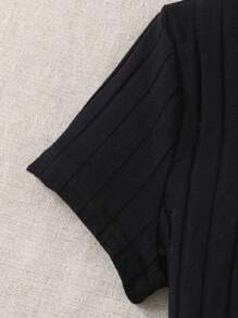 SHEIN 少女黑色纯色罗纹针织 T 恤和花卉印花腰带短裤两件套，适合夏季、毕业典礼、返校、度假、节日、午餐、音乐节， - 黑與白 - 查看 4