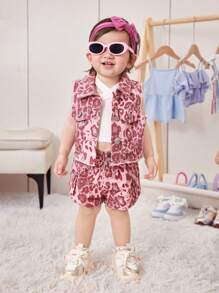 Chaleco corto de mezclilla con estampado de leopardo rosa, de estilo callejero y vanguardista, para bebé niña. Confeccionado en tela de algodón, con bolsillos decorativos y cierre de botones. Prenda versátil y de moda para bebés niñas durante todo el año. - Rosa - Ver 3