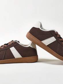 Solezae Zapatillas de entrenamiento retro con cordones y puntera redonda, suela de goma, blanco y marrón, un artículo esencial clásico y versátil - Réplica popular para mujeres del modelo alemán