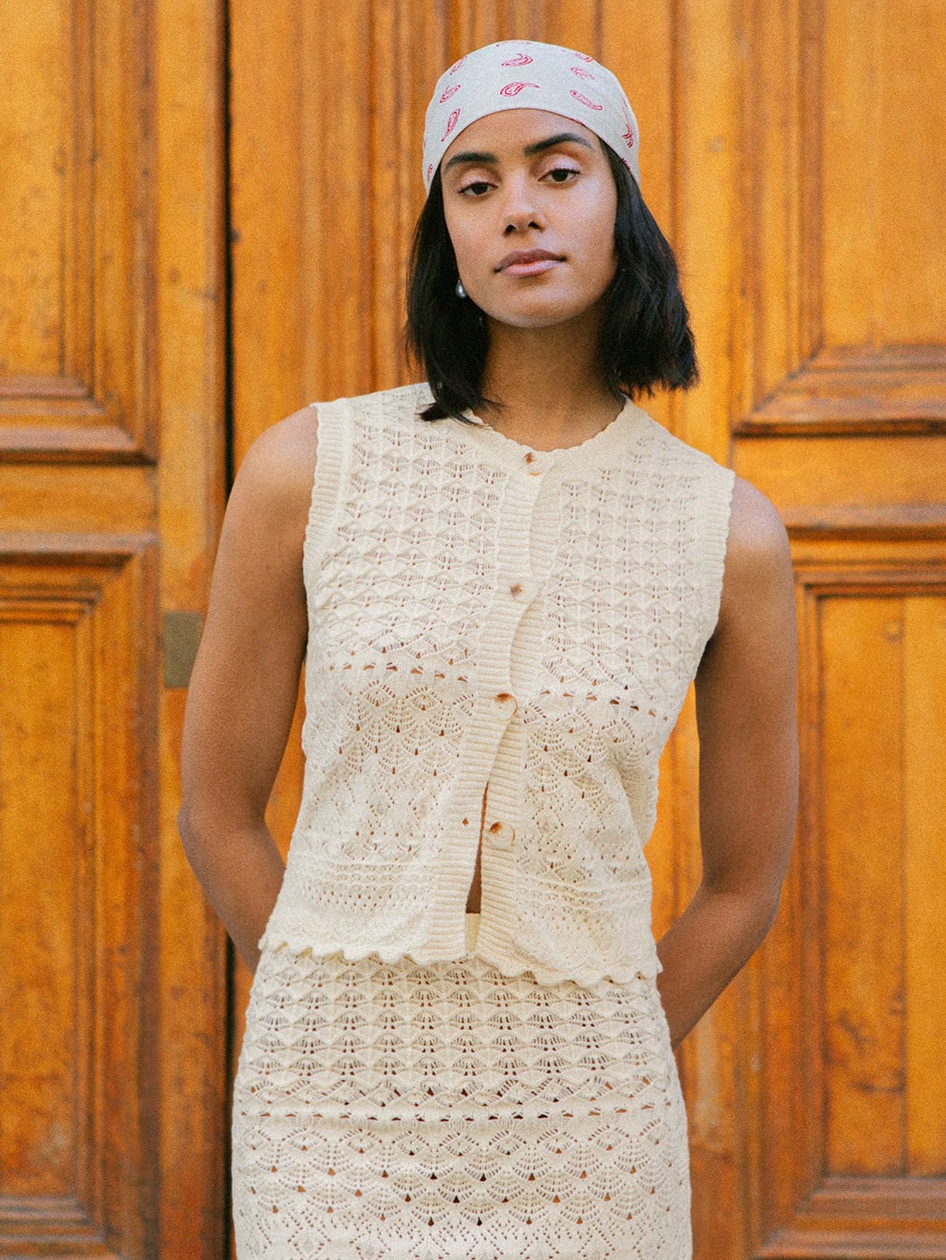 Top senza maniche lavorato a maglia e uncinetto con bottoni davanti e orlo a balze, adatto per vacanze, primavera ed estate