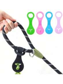 SHEIN Dispensador de bolsas de residuos para mascotas con asa de caliente, dispensador de bolsas de caca de perro en stock, clip de manos libres, correa, soporte de bolsa de residuos