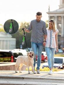 SHEIN Dispensador de bolsas de residuos para mascotas con asa de caliente, dispensador de bolsas de caca de perro en stock, clip de manos libres, correa, soporte de bolsa de residuos