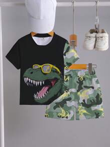 SHEIN Playful Pals 1 套年轻男孩服装，带太阳镜恐龙印花 T 恤，带恐龙印花的迷彩图案短裤，短袖和短裤，轻盈无毛绒，休闲街头服饰，春夏季的亮眼之选