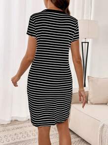 SHEIN 孕妇夏季休闲心形刺绣条纹印花短袖T恤连衣裙 - 黑與白 - 查看 2