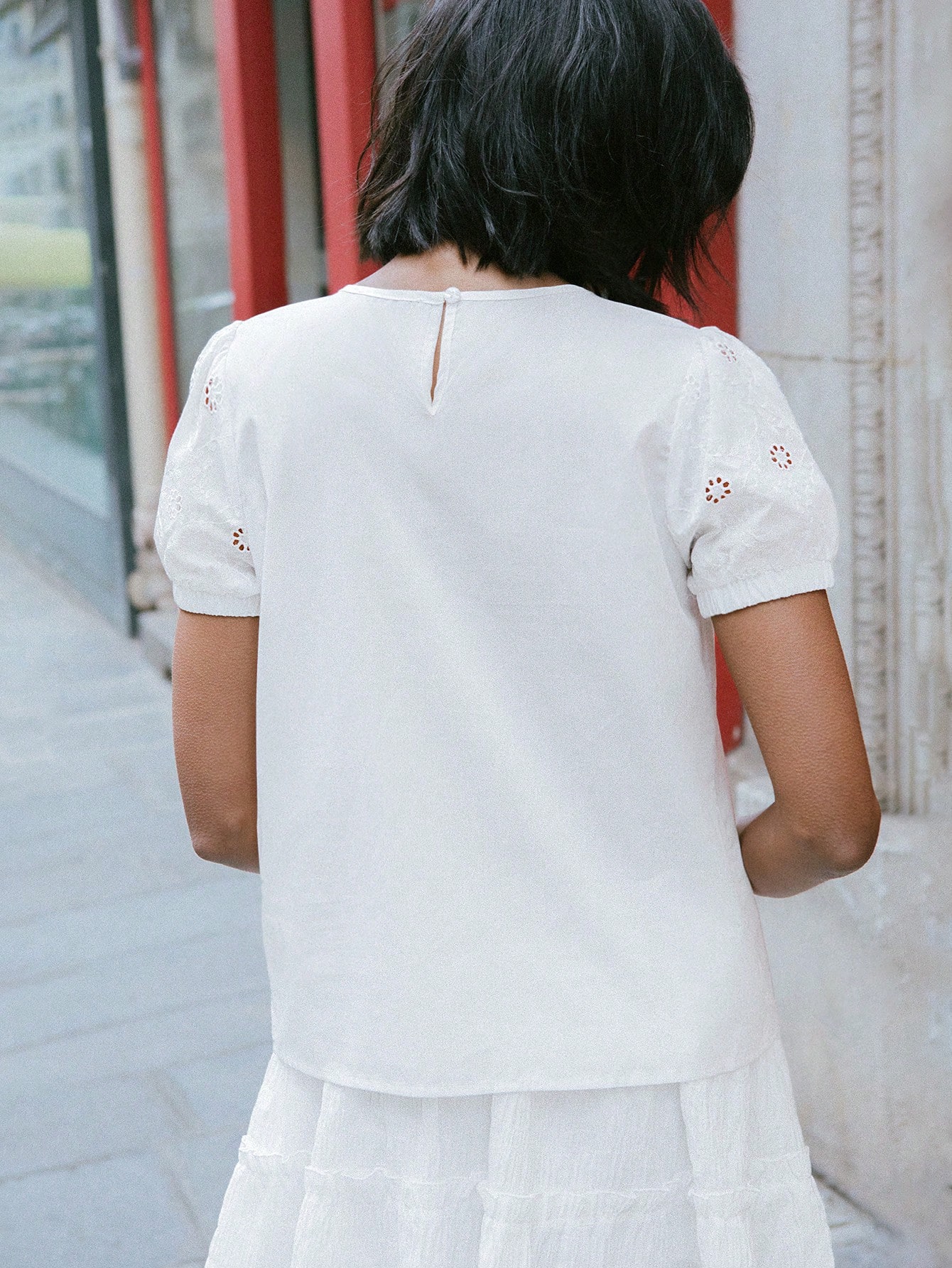 Blusa bianca in cotone leggero intrecciato con dettagli di ricamo floreale e maniche a sbuffo, top bianco con ricamo, top autunnale