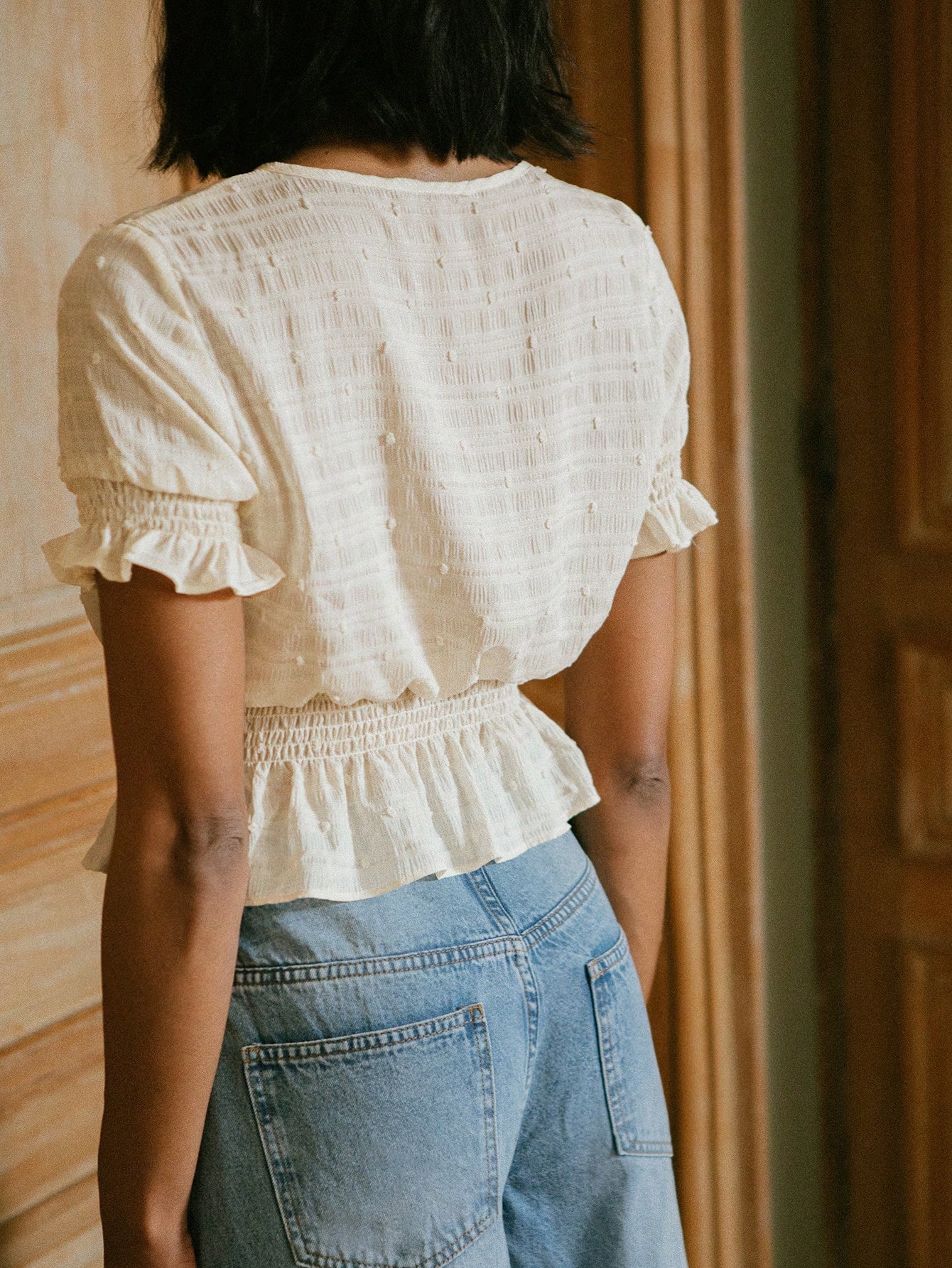 Top de Manga Curta Vintage Ecru com Textura, Cintura Ajustada, Bainha Franzida e Decote com Laço na Parte de Trás, Top de Volta às Aulas, Top de Outono para Mulheres