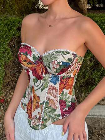Relinas טופ קרופ-טופ רומנטי בגזרה פרחונית עם טלאים וגומי לנשים