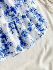 年轻女孩的荷叶边多层蛋糕裙，适合海滩度假