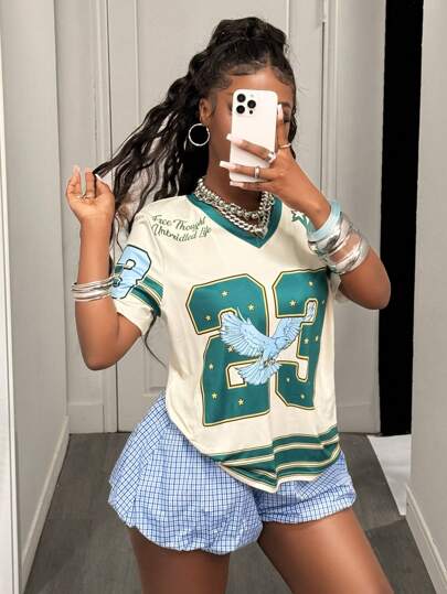 Slaydiva 2025新款夏季休闲街头日常约会甜美辣妹风23数码印花撞色绿条纹老鹰+星星印花图案短袖V领杏色T恤+花蕾短裤超短裤格纹蓝格子女两件套-B Y2K两件套