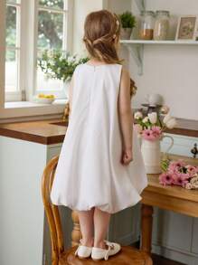 SHEIN Vestido sin mangas con volantes en el bajo y decoración de moño elegante en beige para niñas jóvenes - Blanco - Ver 2