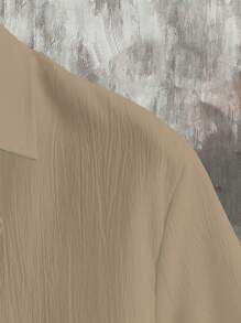 Manfinity Homme 2件套男士夏季纯色短袖单排扣衬衫和短裤休闲套装 - 卡其色 - 查看 3