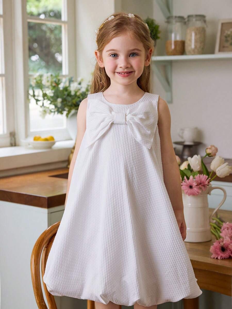 SHEIN Vestido sin mangas con volantes en el bajo y decoración de moño elegante en beige para niñas jóvenes - Blanco - Ver 1