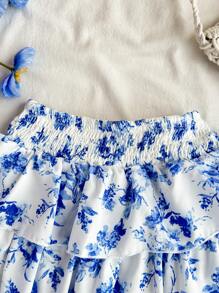 年轻女孩的荷叶边多层蛋糕裙，适合海滩度假