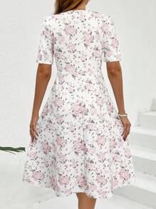 SHEIN Clasi Elegantes Damenkleid im A-Linie Schnitt mit V-Ausschnitt, Muschelsaum und blumenprint für den Sommerurlaub