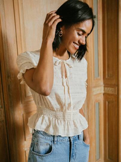 lacRébo 复古米色纹理短袖衬衫，修身腰部荷叶边下摆，前领口系带，返校上衣秋季女装