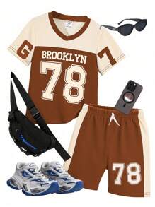 SHEIN Set de 2 piezas con camiseta de manga corta con cuello en V informal deportiva y shorts deportivos estampados para niño pequeño, apropiado para uso diario, ver deportes, verano