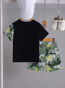 SHEIN Playful Pals 1 套年轻男孩服装，带太阳镜恐龙印花 T 恤，带恐龙印花的迷彩图案短裤，短袖和短裤，轻盈无毛绒，休闲街头服饰，春夏季的亮眼之选