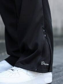 Manfinity Streetrush Pantalones deportivos de estilo callejero joven para hombres, con diseño bicolor a juego con la de la calle. Con diseño de cintura y cremalleras en los tobillos. Estos pantalones holgados presentan el eslogan "Los sueños se hacen realidad", que encarna la estética del rock callejero. Son perfectos para festivales de música y atuendos cotidianos, lo que los convierte en un excelente regalo para novios o maridos. Este estilo refleja el streetwear Y2K. Pantalones de moda de calle de 2 en 1 con dobladillo con cremallera para hombres, pantalones joggers negros para hombres, pantalones de streetwear para hombres, pantalones de streetwear para hombres, pantalones de streetwear para hombres.