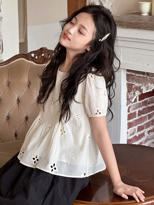 DAZY Blusa para niñas preadolescentes con mangas abullonadas caladas bordadas y cuello de Peter Pan, ropa de vuelta al colegio