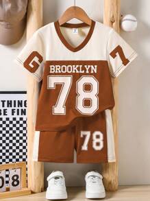 SHEIN Set de 2 piezas con camiseta de manga corta con cuello en V informal deportiva y shorts deportivos estampados para niño pequeño, apropiado para uso diario, ver deportes, verano