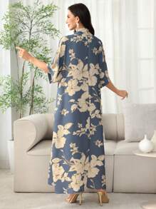 Al Najma 2025年夏季新款阿拉伯风格女式中袖长裙，花卉图案，度假休闲时尚长款开衫，端庄的长袍 - 藍色 - 查看 2