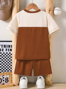 SHEIN Set de 2 piezas con camiseta de manga corta con cuello en V informal deportiva y shorts deportivos estampados para niño pequeño, apropiado para uso diario, ver deportes, verano