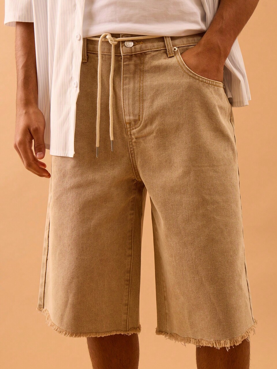 Short en jean délavé style déchiré avec bouton, boucle de ceinture, détails pour les vacances d'été et de printemps