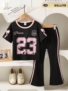 SHEIN 新款4-7岁女童夏季两件套，休闲喇叭裤+时尚数字印花短袖T恤，适合户外穿着。女童两件套，女童裤装两件套，女童运动套装，女童休闲运动服，夏季假日运动装。 - 黑色 - 查看 1