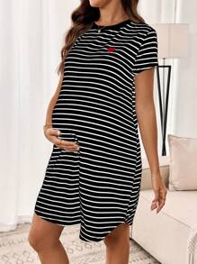 SHEIN 孕妇夏季休闲心形刺绣条纹印花短袖T恤连衣裙 - 黑與白 - 查看 7