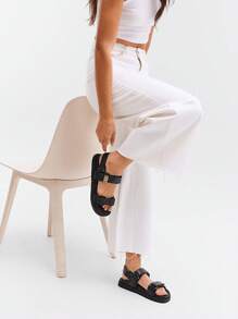 Solezae 畅销女式奢华金色锁扣可调节绑带露趾软鞋床厚底 PU 黑色凉鞋 - 舒适百搭，奢华魅力