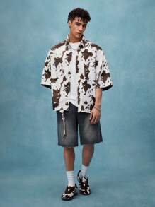 ROMWE MEN Street Life Áo sơ mi denim ngắn rộng rãi có túi một hàng khuy in hình con bò cho nam - màu nâu - Xem 6