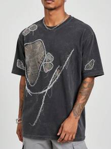 ROMWE MEN Street Life T-shirt à manches courtes décontracté et ample avec impression de slogan pour homme, présentant une décoration de patch asymétrique unique pour une esthétique d'avant-garde, convenant à un style de mode décontracté et moderne - Noir - Voir 1