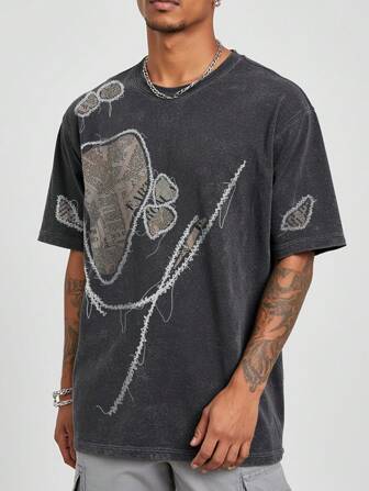 Street Life T-shirt à manches courtes décontracté et ample avec impression de slogan pour homme, présentant une décoration de patch asymétrique unique pour une esthétique d'avant-garde, convenant à un style de mode décontracté et moderne