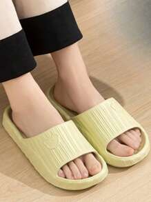 Pantuflas antideslizantes, resistentes a los olores, ligeras y con suela gruesa con estampado de oso de dibujos animados en verde, aptas para uso doméstico de mujeres todo el año. También aptas para pantuflas en forma de corazón para el Día de los Enamorados de niños.