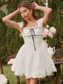 SHEIN Unity 优雅花卉刺绣面料度假风格夏装，搭配撞色黑色腰带、系带腰带、巴斯克下摆和荷叶边肩部细节 - 白色 - 查看 5