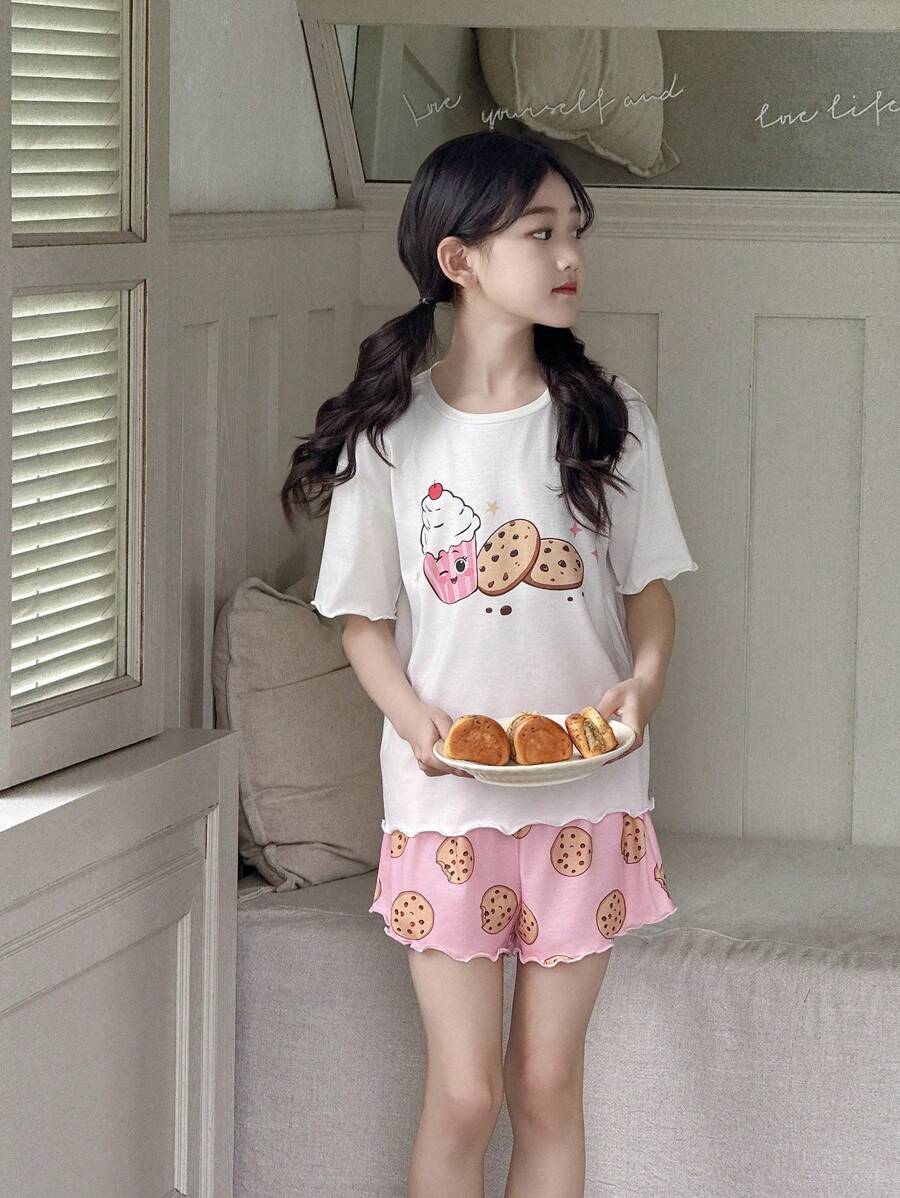 SHEIN Bộ đồ ngủ 2 món in họa tiết món tráng miệng dễ thương cho bé gái tuổi mới lớn, cổ tròn, tay ngắn, viền bèo nhún, thoải mái, đồ ngủ mùa hè - Màu Hồng baby - Xem 1