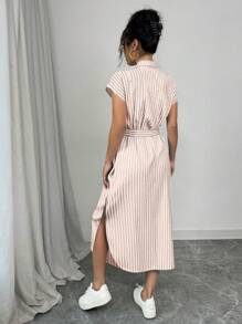 SHEIN Unity 浪漫优雅毕业演唱会装商务休闲老钱风Anouk Yve Aura静谧风通勤杏色卡其色条纹衬衫裙短袖口袋蝴蝶结开衩2025春夏度假休闲居家新款长裙 - 杏色 - 查看 2