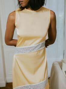 SHEIN Unity Vestito midi in satin di stile vintage a vestibilità ampia di colore giallo burro con pannelli asimmetrici in pizzo