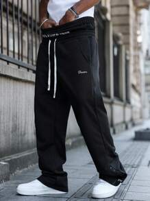 Manfinity Streetrush Pantalones deportivos de estilo callejero joven para hombres, con diseño bicolor a juego con la de la calle. Con diseño de cintura y cremalleras en los tobillos. Estos pantalones holgados presentan el eslogan "Los sueños se hacen realidad", que encarna la estética del rock callejero. Son perfectos para festivales de música y atuendos cotidianos, lo que los convierte en un excelente regalo para novios o maridos. Este estilo refleja el streetwear Y2K. Pantalones de moda de calle de 2 en 1 con dobladillo con cremallera para hombres, pantalones joggers negros para hombres, pantalones de streetwear para hombres, pantalones de streetwear para hombres, pantalones de streetwear para hombres.