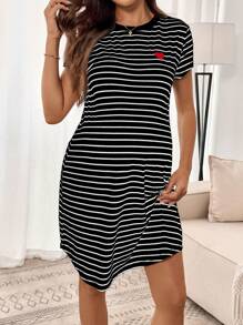 SHEIN 孕妇夏季休闲心形刺绣条纹印花短袖T恤连衣裙 - 黑與白 - 查看 3